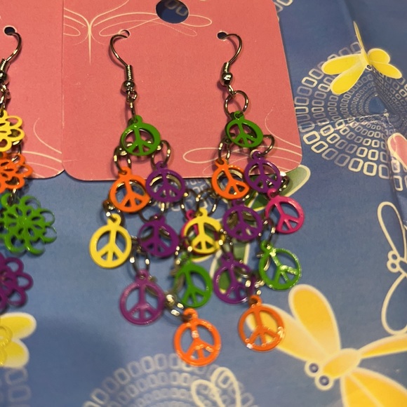 New Two Pairs Vintage Rainbow of Color Peace Signs & Floral Metal Dangle Earring - Picture 4 of 14